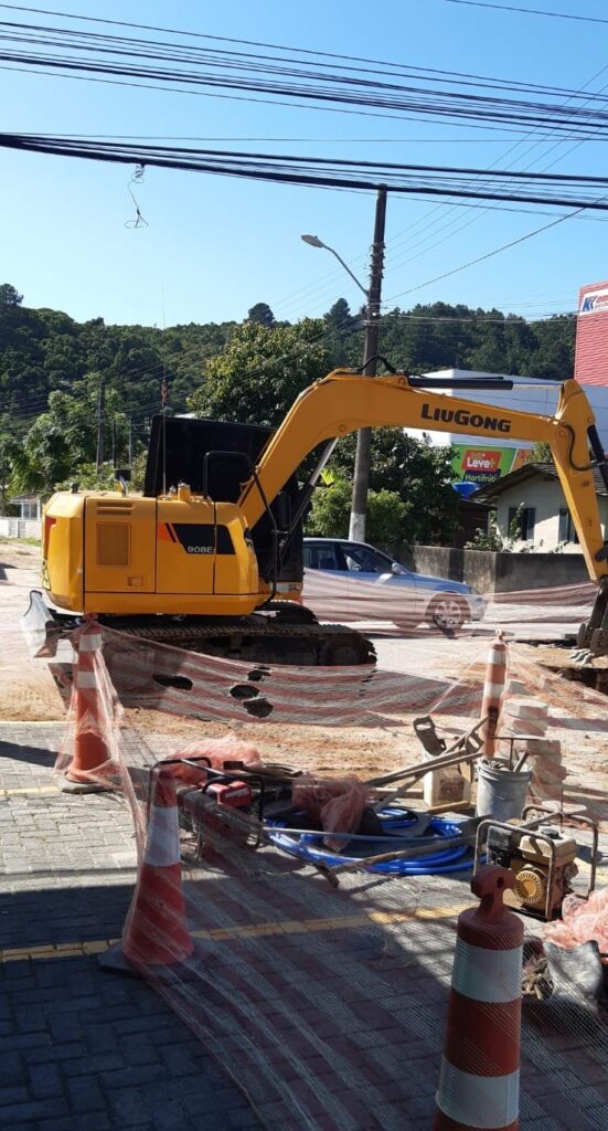 Obras da rede de esgoto em Penha avançam para trazer benefícios à comunidade