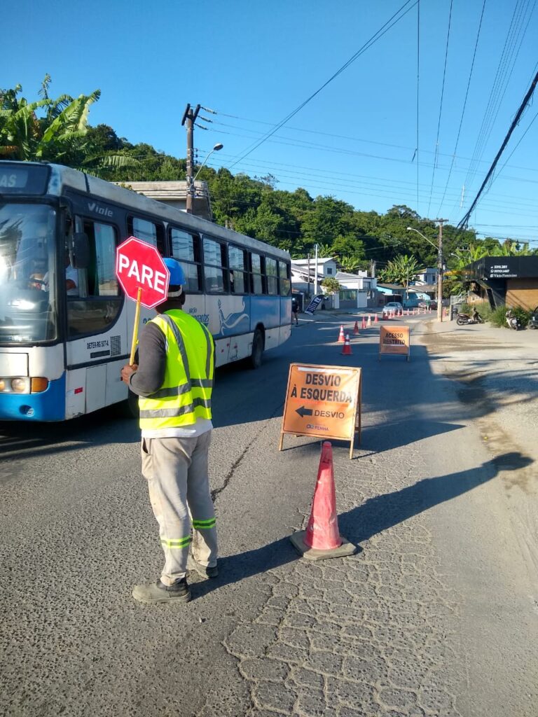 Obras da rede de esgoto em Penha terá sistema “siga e pare” nas ruas Timóteo Prefeito Flores e Júlia da Costa Flores