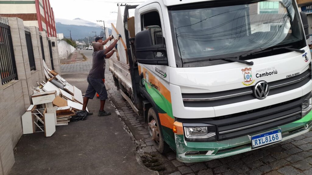 Obras de Camboriú intensifica ações de limpeza nas vias da cidade